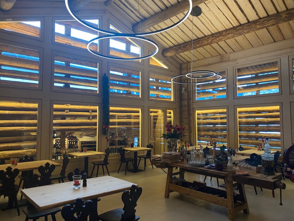Restaurant MIRAINA in Klosters mit warmem Licht