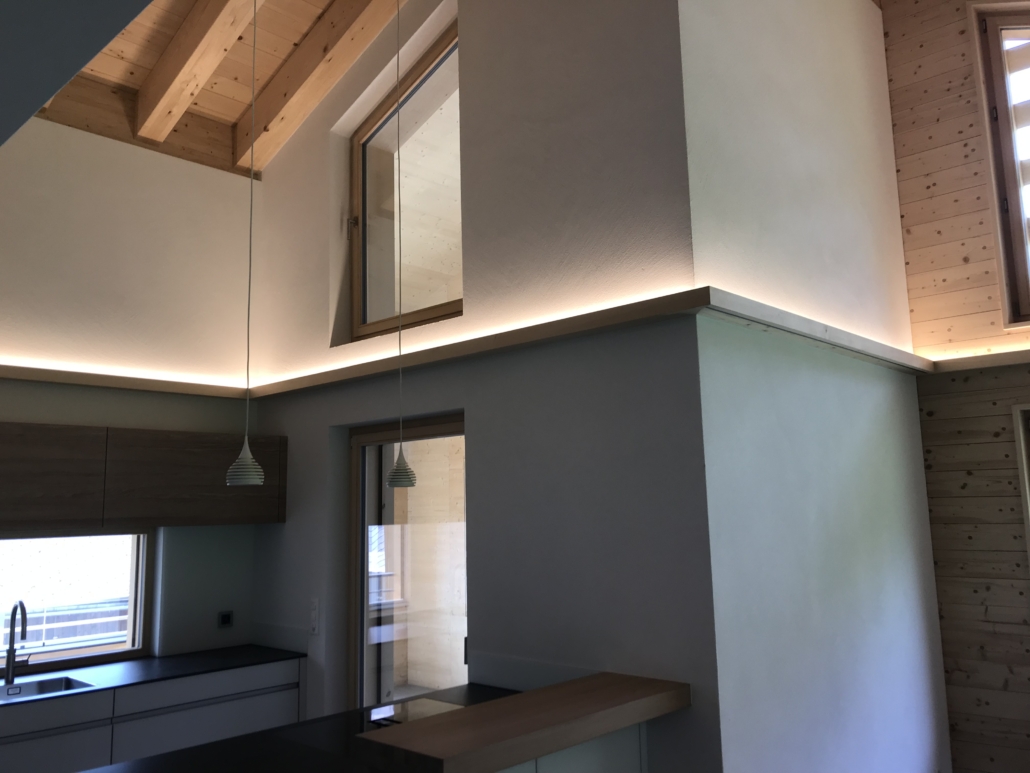Indirekte LED-Schienen als Wohnbau-Lichtdetail